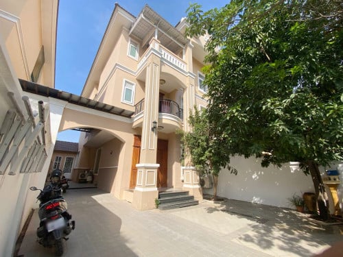 វីឡាភ្លោះសម្រាប់ជួល | Twin villa for rent at Borey Moon Town