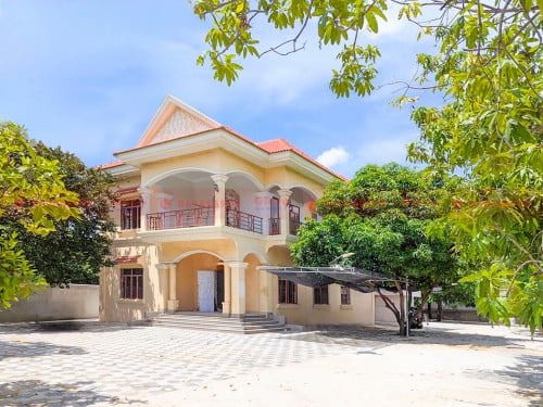 4 Beds Plus 2 Offices With Large Garden & Parking Villa For Lease