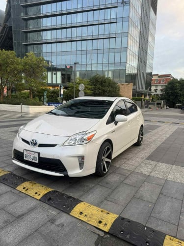 Car for sale Prius option 3 color white year 2012 not hit new machine