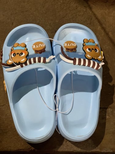 ស្បែកជើងក្មេងស្រី