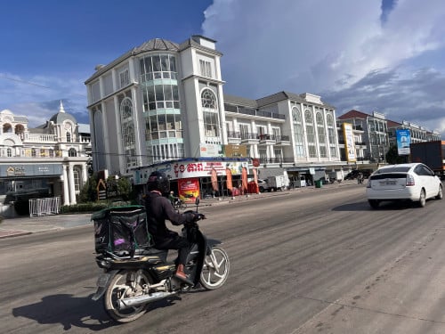 បុរីឡុងនីចំការដូង១ ( គំរេាងទី៣ ) ទីតាំងបុរីនៅលេីជ្លូវធំ៥០m ទាំងសំភារះ អាចចរចា