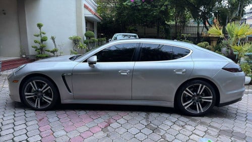 ឡានម៉ាក Porsche Panamera ឆ្នាំ 2012 សម្រាប់លក់