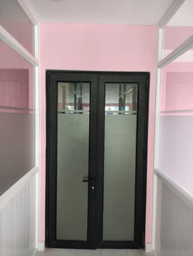 មានសេវាកម្មជួសជុលទ្វាកញ្ចក់ ទ្វាដែក ទ្វាញ្ញ៉ូម នឹងបង្អូចគ្រប់ប្រភេទ តំលៃសមរម្យធូថ្លៃអាចទទួលយកបាន