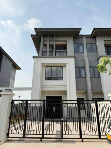 វីឡាភ្លោះសម្រាប់លក់ នៅក្នុងបុរីជីបម៉ុង ហ្រ្គេនភ្នំពេញ សុីធី