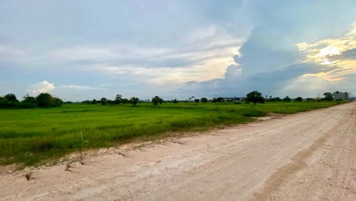 ដីលក់បន្ទាន់ កែង ៖ នៅជិតបុរីបុស្បាផ្លូវជាតិលេខ3 សង្កាត់ពងទឹក ខណ្ឌដង្កោ ភ្នំពេញ