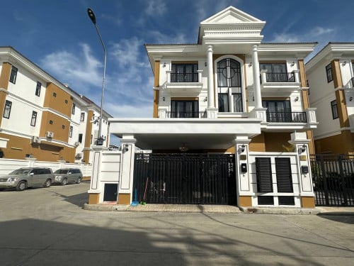 #វីឡាជួលនៅក្នុងបុរីជារី ផ្លូវជាតិលេខ3 👉🏻តម្លៃ1700$/1ខែ ចរចារ