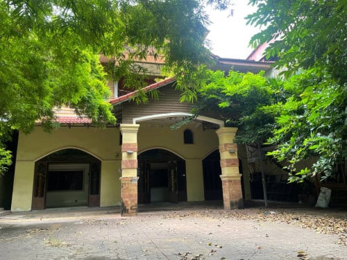 Villa For Rent in Boeng Trabek Area- Residence or cafe shop