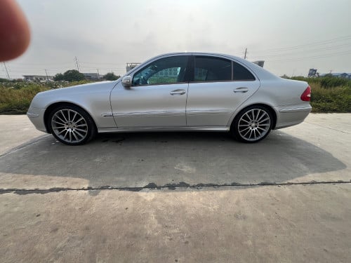 Mercedes E 320 ឆ្នាំ 02 V6 ធានាឡានថ្មីសំណុំសុីន