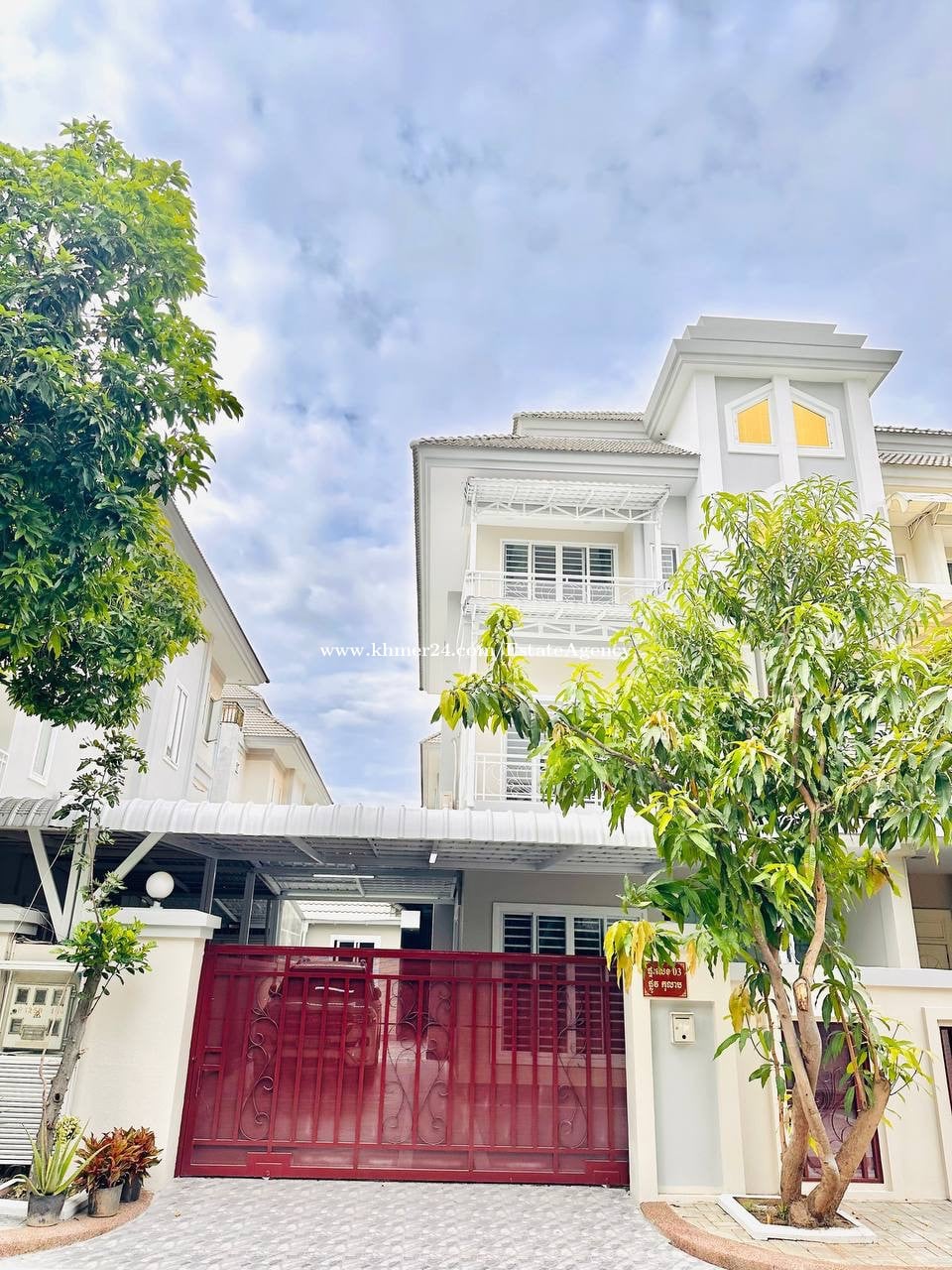 Twin Villa For Rent / 双拼别墅出租/ 一号公路