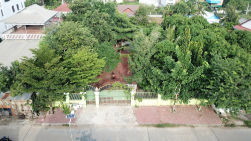 ផ្ទះលំហែលក់នៅក្រុងអរិយក្សត្រ ស្វាយជ្រុំ