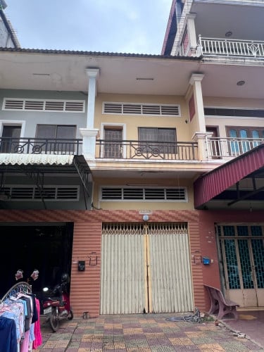 ផ្ទះលក់ធូៗទល់មុខវិទ្យាល័យអង្គរ