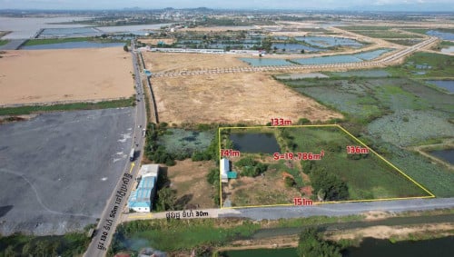 ដីសម្រាប់លក់បន្ទាន់ នៅក្បែរបឹងតាម៉ោក​ចុះពីផ្លូវ130 ចំងាយ៦០ម៉ែត្រ