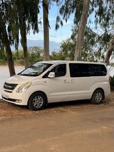 តន់ ពុធារ៉ា ទេសចរណ៍ ឡានstarex12កៅអី សម្រាប់ជួល