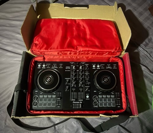 Controller DDJ 400 98% នៅថ្មីចែស។ មាន box and free bag (លក់ប្រញ៉ាប់លុយ)។