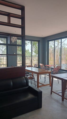 ហាងកាហ្វេ +មាន​បន្ទប់​ស្នាក់​នៅ​