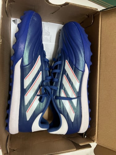 ស្បែកជើងទាត់បាល់ថ្មី