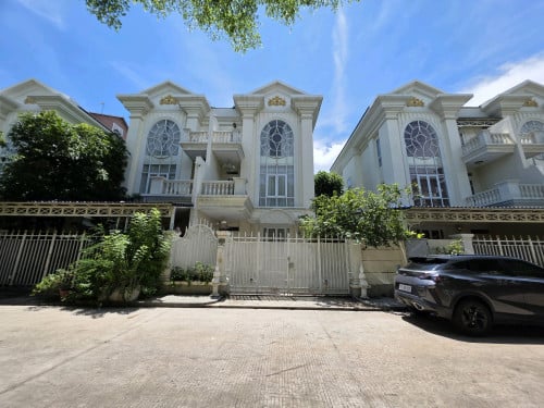 វីឡាភ្លោះ តម្លៃក្រោមទីផ្សា នៅក្នុងបុរី ឌឹមេគង្គរ៉ូយ៉ាល់ ផ្លូវជាតិលេខ6A