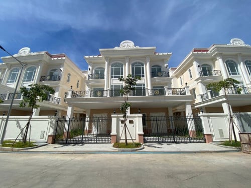 វីឡាភ្លោះលក់បន្ទាន់នៅបុរីGolden Park 6A