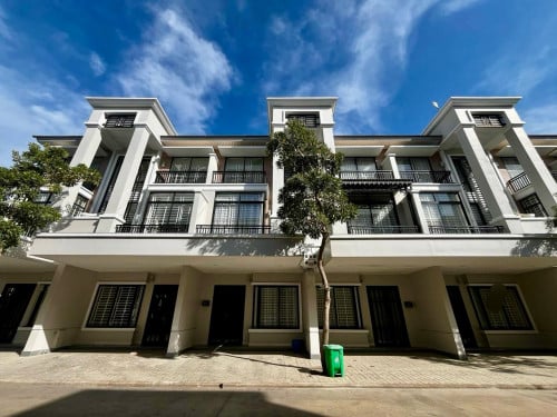 💥វីឡាកូនកាត់ LA សម្រាប់ជួលនៅបុរីប៉េងហួត50m