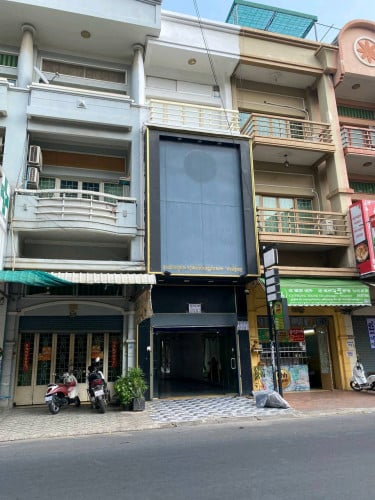 Shophouse For Sale at Near Sovnna Market