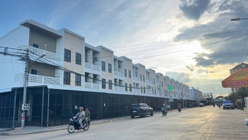 ផ្ទះអាជីវកម្ម ជិតស្តុបផ្សារ