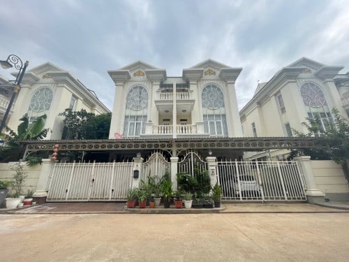 វីឡាភ្លោះលក់បន្ទាន់ បុរីដឹមេគង្គរ៉ូយ៉ាល់៦អា