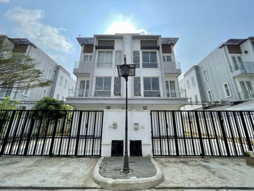 វីឡាភ្លោះលក់តម្លៃក្រោមទីផ្សារ នៅបុរីឌឹផ្លរ៉ា 6A