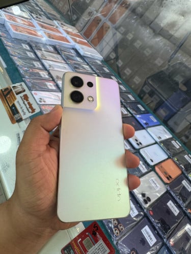 Oppo Reno8 5G មួយទឹកស្អាត