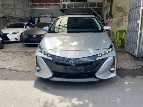 ឡានមកពីកាលី​  Pruis PRIME Full Advance  ឆ្នាំ2017​  ពណ៌ប្រាក់​ ពន្ធថ្មី​ ​ 100km/3-4L(សាកភ្លេីងបាន)​