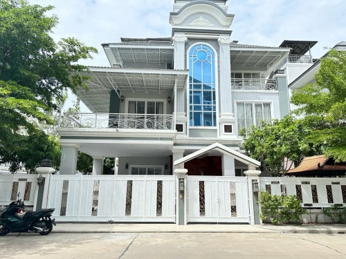 ផ្ទះវីឡាកែងលក់​ ដេគ័រឈេីប្រណិត