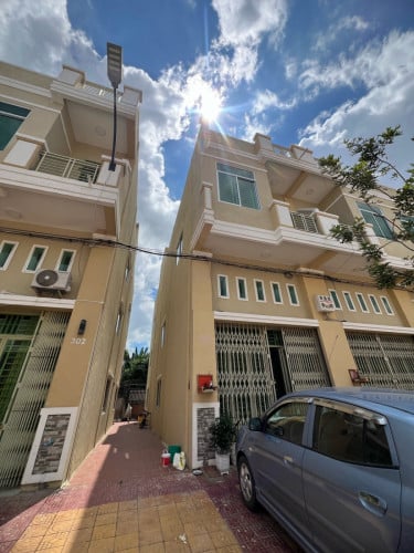 បុរីរំចេក នៅជិតខ្នល់ចេញសល់ដីជំហៀងនិងក្រោយធំល្មម ផ្ទះថ្មីទេីបធ្វេីរួច