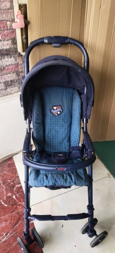 រទេះមួយទឹកមកពីជប៉ុនចាប់អារម្មណ៍ឆាតចូលទៅក្រោម010983787