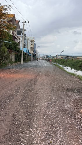 សាលារៀន ផ្សារ ធនាគារ រមណីដ្ធាន ផ្សារទំនើប Aeon condo និងមិនឆ្ងាយពីព្រលានថ្មី