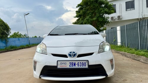 I want to sell Toyota Prius 2012 Option2 White Color