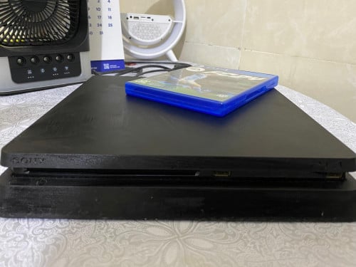 PS4 super slim + free game (Eafc24).   ម៉ាស៊ីន PS4 ស៊ុបផឺស្លីម + ឧបករណ៍ហ្គេមឥតគិ