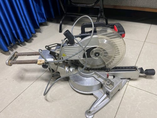 ម៉ាសុីនកាត់កែងបូម