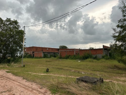 ដីលក់​ នៅបាវិតលេី​ 10ម*21ម​ ប្លង់រឹង