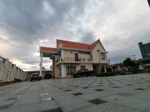 វីឡាបែបឯកជនភាពជួលលេីផ្លូវបេតុងរដ្ឋ​20ម៉ែត្រ