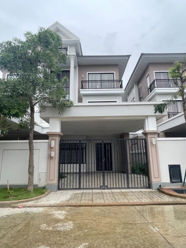 វីឡាភ្លោះអេ សម្រាប់ជួលនៅបុរីប៉េងហួតដឹស្តាមេរាហ្គាដិន 50ម