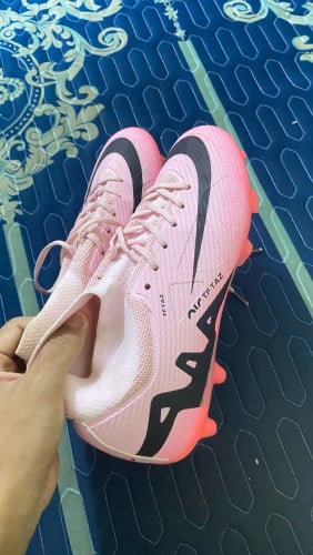 មានស្បែកជើងកីឡាមួយគូរនៅស្អាត 98% ប្រើបាន 2 ដង ហ៊ានធានាឪ្យ លេខ 42