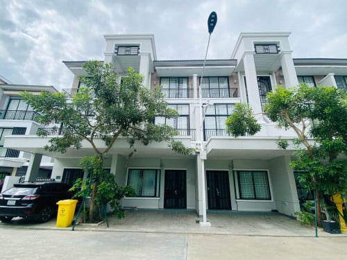 វីឡាកូនកាត់ LA សម្រាប់លក់ នៅបុរីប៉េងហ៊ួតបឹងស្នោរ