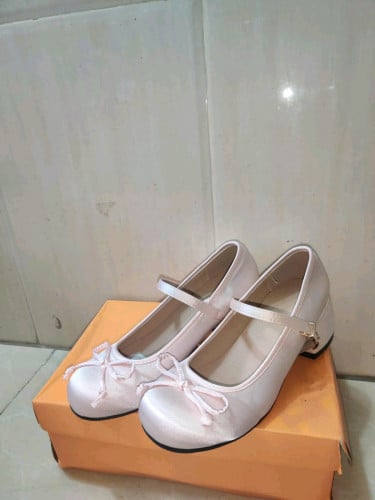 ស្បែកជើង