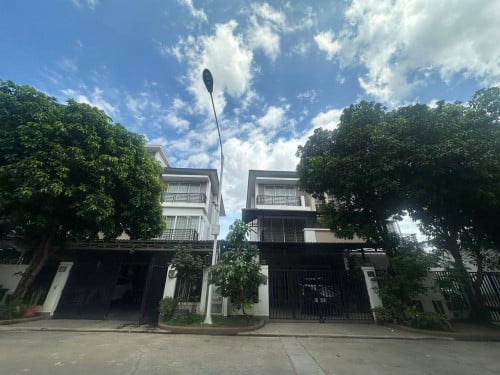 វីឡាភ្លោះសំរាប់ជួល នៅបុរីប៉េងហួត ដឺស្តារ ណេតឈឺរ៉ល ( ជាប់ផ្សារប៉េសេ )