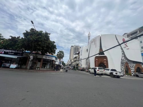 ដី និងហាងសម្រាប់ជួល