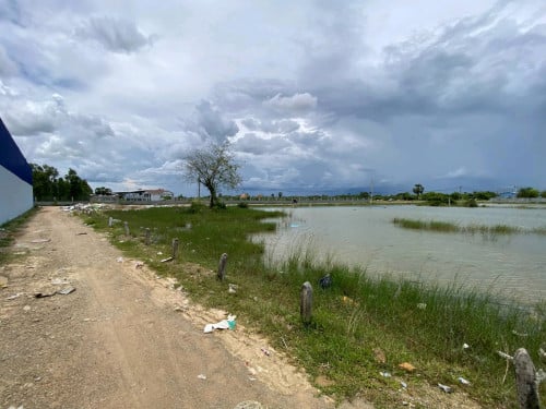 ដីកែងលើផ្លូវ20ម៉ែត្រជាប់ឃ្លាំងរោងចក្រកុះករ_លក់បន្ទាន់