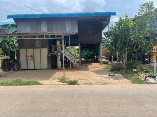 ដីលក់ក្រុងអរិយក្សត្រ ចម្ងាយ400ម៉ែត្រ ពីសាលាក្រុងអរិយក្សត្រ លើផ្លូវបេតុង15ម៉ែត្រ ទំហំដី12,80×25