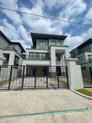 វីឡាឃ្វីនII សម្រាប់លក់បន្ទាន់ នៅក្នុងបុរីជីបម៉ុង ហ្គ្រេនភ្នំពេញសុីធី