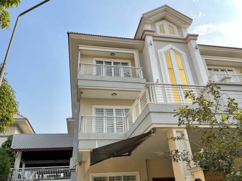 Twin Villa for rent in Sangkat Niroth