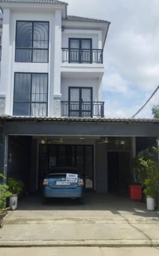 ផ្ទះល្វែងអាជីវកម្ម (មានដីកែង + ប្លង់រឺង)