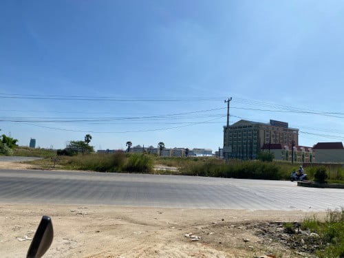 ដីលក់ទីតាំងល្អជាប់ផ្លូូវធំ៥០ម ជិត៥ហត